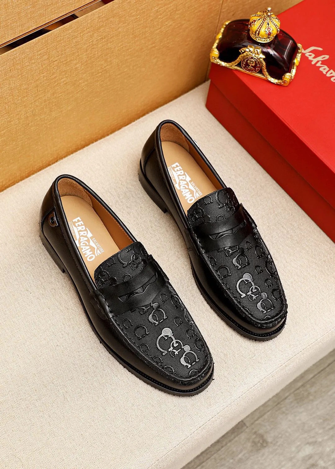 Men's shoes 💰462 💐 Product trademark: Ferragamo "Ferragamo" casual leather shoes Regular size: 38-44 (45.46🉑️customized) Product materials: Selected imported first-layer calfskin embossed upper, imported water-dyed cowhide leather lining. Strong three-dimensional visual effect, combined outsole Color: 1⃣️color optional